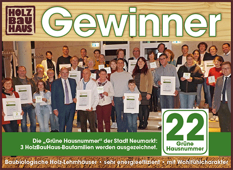 3 HolzBauHaus-Baufamilien werden mit der grünen Hausnummer der Stadt Neumarkt ausgezeichnet.
